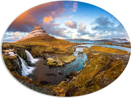 PVC Schuimplaat Ovaal - Kirkjuffel Berg in Landschap van IJsland - 108x81 cm Foto op Ovaal (Met Ophangsysteem)