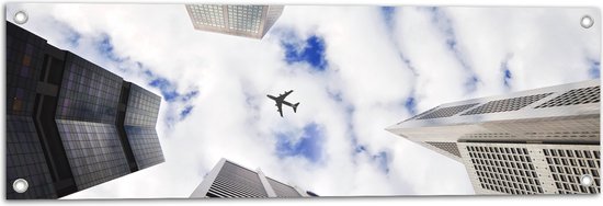 Tuinposter – Vliegtuig tussen Gebouwen in de Lucht - 90x30 cm Foto op Tuinposter (wanddecoratie voor buiten en binnen)