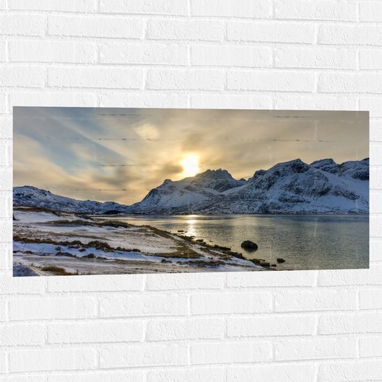 Muursticker - Landschap bedekt door Sneeuw tijdens Zonsondergang - 100x50 cm Foto op Muursticker
