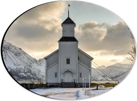 Dibond Ovaal - Gimsoy Kerk in Noorwegen tijdens Zachte Winterdag - 28x21 cm Foto op Ovaal (Met Ophangsysteem)