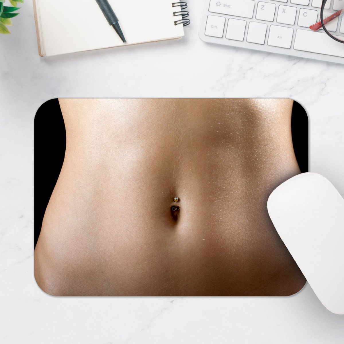 Muismat - Navelpiercing in Buik met Smalle Taille - 25x18 cm - 2 mm Dik - Muismat van Vinyl