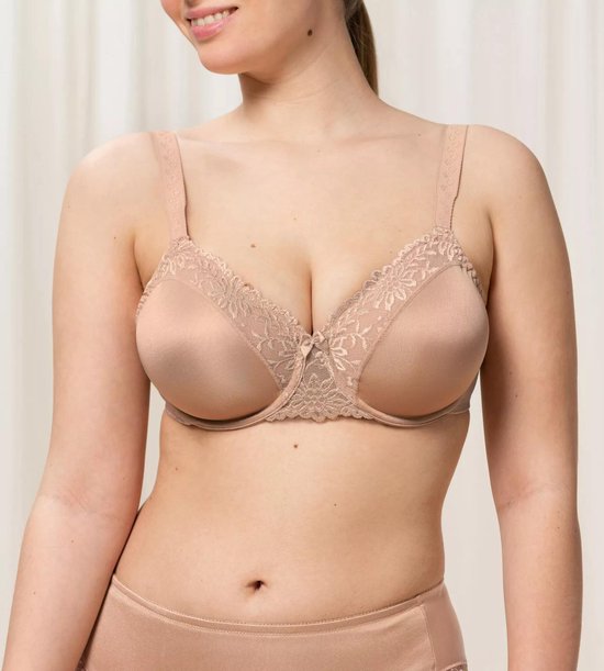 Model met een nude beha met geborduurde kantafzetting op de cups en bandjes. Klein strikje in het midden.