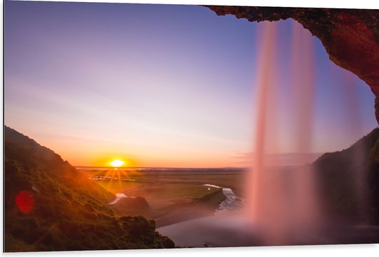 Dibond - Achter een Waterval in het Natuur Landschap van IJsland - 105x70 cm Foto op Aluminium (Wanddecoratie van metaal)