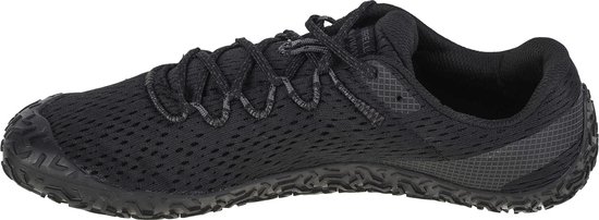 Zijzicht van de zwarte Merrell Vapor Glove 6 sportschoenen met veters, mesh stof en een zware buitenzool.