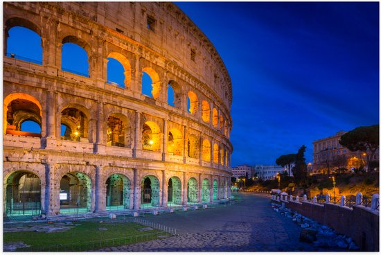 WallClassics - Poster Glanzend – Voetpad langs Colloseum van Rome in de Avond - 60x40 cm Foto op Posterpapier met Glanzende Afwerking