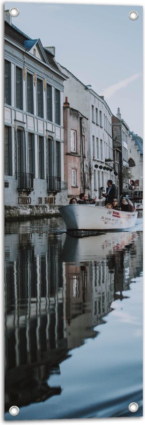 Tuinposter – Gebouwen aan het Water met Boot - 30x90 cm Foto op Tuinposter (wanddecoratie voor buiten en binnen)