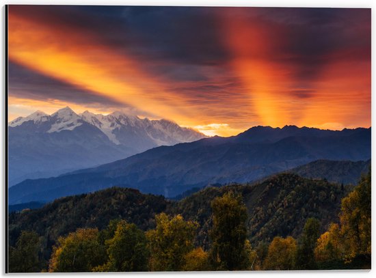 Dibond - Felle Zonnestralen van achter Berg vol Bomen - 40x30 cm Foto op Aluminium (Wanddecoratie van metaal)