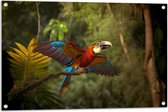 Tuinposter – Meerkleurige Are Papegaai Vliegend door Groenkleurig Bos - 90x60 cm Foto op Tuinposter (wanddecoratie voor buiten en binnen)