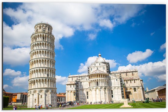 WallClassics - Dibond - Toeristische Toren van Pisa in Italië - 60x40 cm Foto op Aluminium (Met Ophangsysteem)