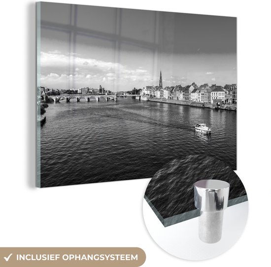 MuchoWow® Glasschilderij 180x120 cm - Schilderij acrylglas - Uitzicht over Maastricht en de Maas in Nederland - zwart wit - Foto op glas - Schilderijen