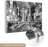 MuchoWow® Glasschilderij 30x20 cm - Schilderij acrylglas - New York - Auto - Zwart - Wit - Foto op glas - Schilderijen