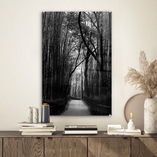 MuchoWow® Glasschilderij 40x60 cm - Schilderij acrylglas - Bamboe grove Japan - zwart wit - Foto op glas - Schilderijen