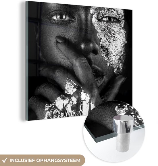 MuchoWow® Glasschilderij 50x50 cm - Schilderij acrylglas - Een vrouw met zilveren gloed met hand - zwart wit - Foto op glas - Schilderijen