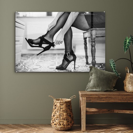 MuchoWow® Peinture sur Verre - Femme met des talons pour faire la fête - noir et blanc - 90x60 cm - Peintures sur Verre Acrylique - Photo sur Glas
