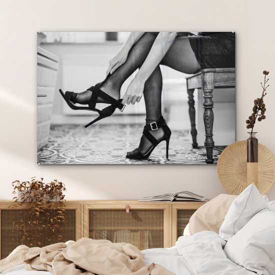 MuchoWow® Peinture sur Verre - Femme met des talons pour faire la fête - noir et blanc - 90x60 cm - Peintures sur Verre Acrylique - Photo sur Glas