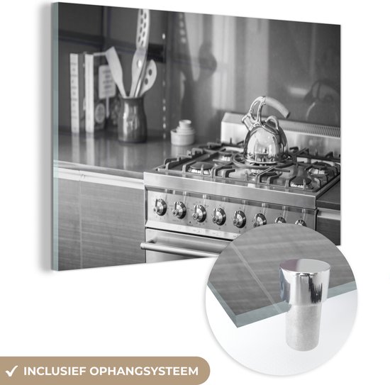 MuchoWow® Glasschilderij 120x80 cm - Schilderij acrylglas - Een waterkoker op een fornuis in een keuken - zwart wit - Foto op glas - Schilderijen