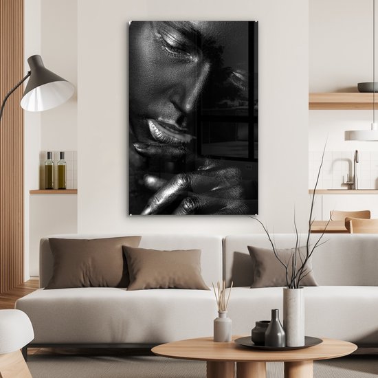 MuchoWow® Glass Painting - Une femme avec une lueur dorée et un rouge à lèvres brillant - noir et blanc - 80x120 cm - Peintures sur Verre Peintures - Photo sur Glas