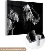 MuchoWow® Glasschilderij 40x30 cm - Schilderij acrylglas - Olifant met zijn slurf omhoog op een zwarte achtergrond - zwart wit - Foto op glas - Schilderijen