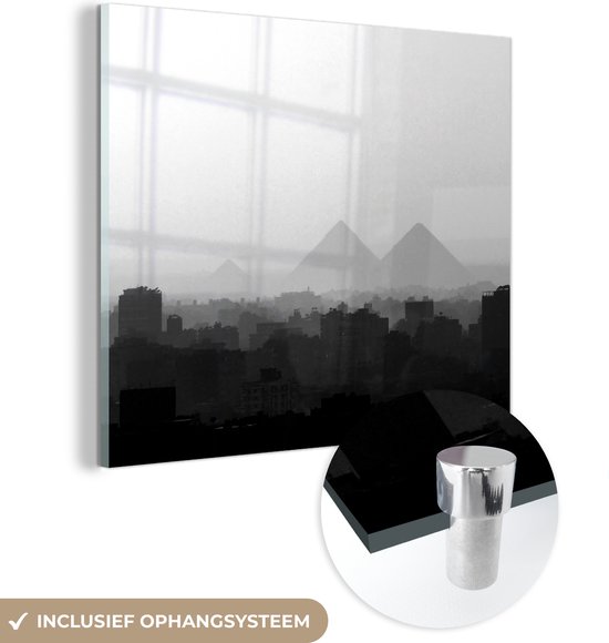 MuchoWow® Glasschilderij 90x90 cm - Schilderij acrylglas - De piramides van Caïro in de mist - Egypte - zwart wit - Foto op glas - Schilderijen