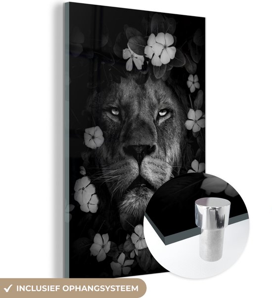 MuchoWow® Glasschilderij 80x120 cm - Schilderij acrylglas - Leeuw met bloemen in de jungle - zwart wit - Foto op glas - Schilderijen