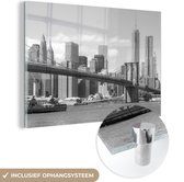 MuchoWow® Glasschilderij 120x80 cm - Schilderij acrylglas - Brooklyn Bridge in de Verenigde Staten - zwart wit - Foto op glas - Schilderijen