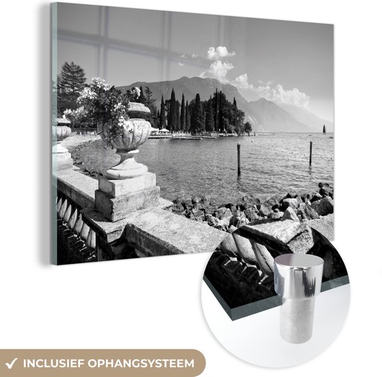 MuchoWow® Glasschilderij 180x120 cm - Schilderij acrylglas - De kustlijn bij het Gardameer in Italië - zwart wit - Foto op glas - Schilderijen