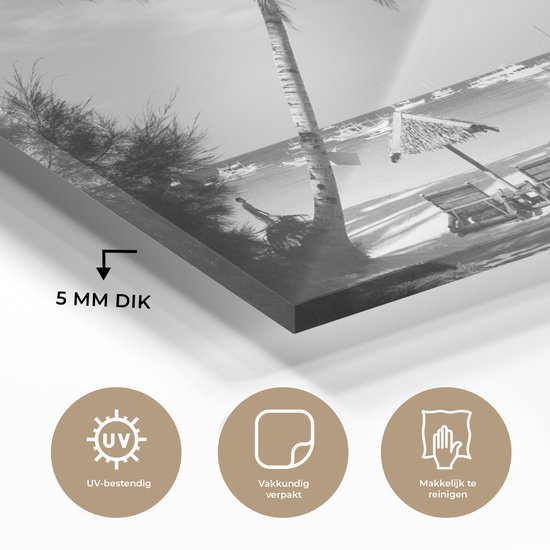 MuchoWow® Glasschilderij 150x100 cm - Schilderij acrylglas - Palmbomen en ligstoelen op het strand van Boracay - zwart wit - Foto op glas - Schilderijen