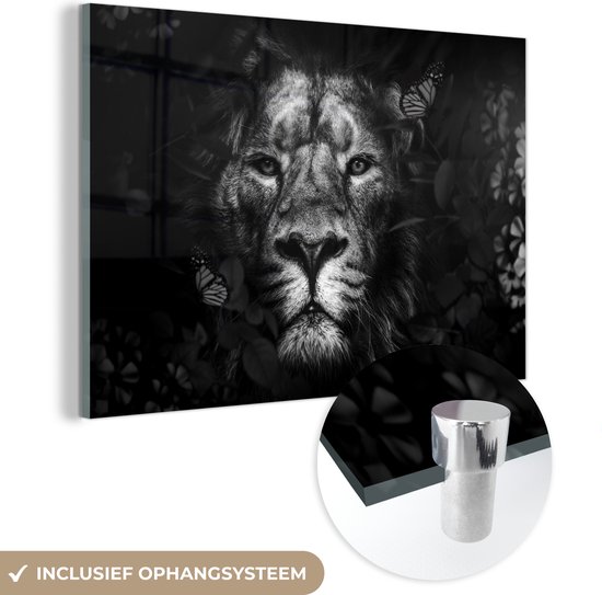 MuchoWow® Glasschilderij 60x40 cm - Schilderij acrylglas - Leeuw met vlinders en bloemen in de jungle - zwart wit - Foto op glas - Schilderijen