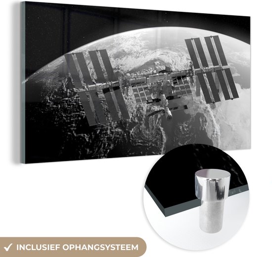 MuchoWow® Glasschilderij 80x40 cm - Schilderij acrylglas - Computer illustratie van het internationaal ruimtestation ISS en de aarde - zwart wit - Foto op glas - Schilderijen
