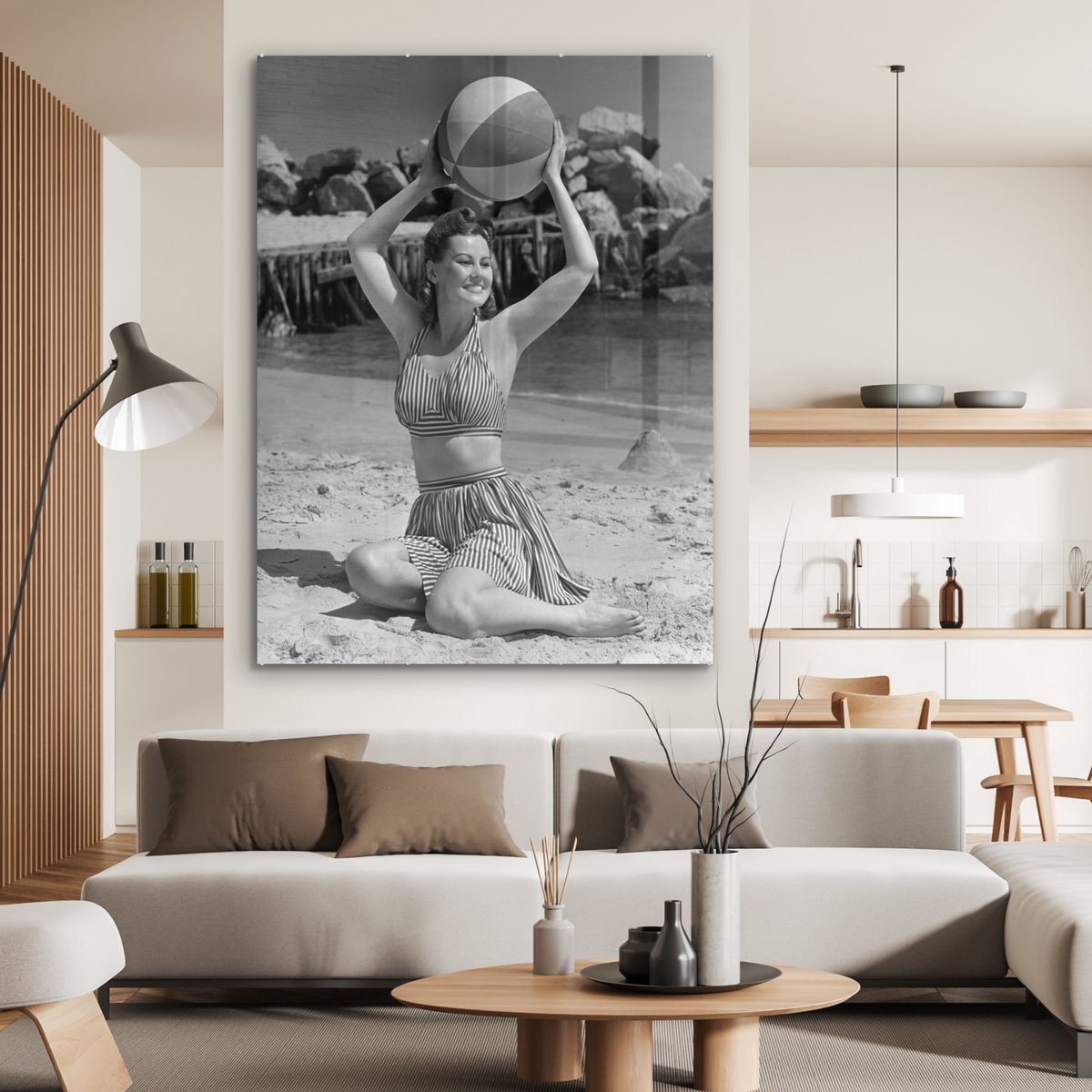 Femme Vintage avec un ballon de plage en papier poster noir et blanc  120x160 cm 