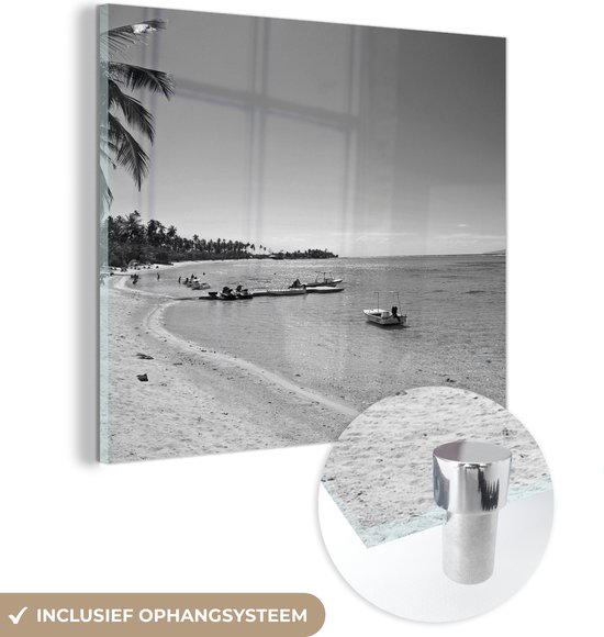 MuchoWow® Glasschilderij 50x50 cm - Schilderij acrylglas - Het strand van Mo'orea in zwart wit - Foto op glas - Schilderijen