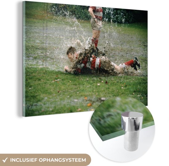 MuchoWow® Glasschilderij 120x80 cm - Schilderij acrylglas - Rugbyspeler die in het water valt - Foto op glas - Schilderijen