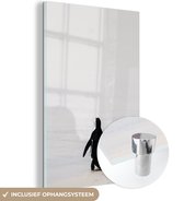 MuchoWow® Glasschilderij 60x90 cm - Schilderij acrylglas - Zwartvoetpinguïn minimalistisch - Foto op glas - Schilderijen