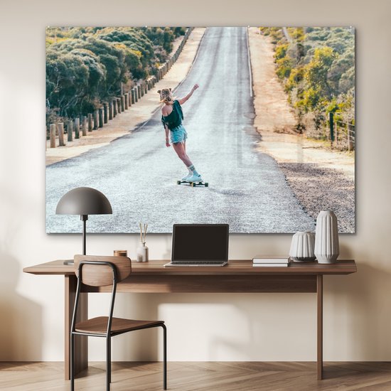 ® Glasschilderij 180x120 cm - Schilderij acrylglas - Skateboardende vrouw - Foto op glas - Muurdecoratie woonkamer - Wanddecoratie slaapkamer - Schilderijen