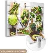 MuchoWow® Glasschilderij 80x60 cm - Schilderij acrylglas - Groene groentes op een snijplank - Foto op glas - Schilderijen