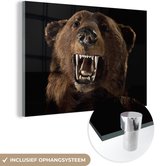 MuchoWow® Glasschilderij 120x80 cm - Schilderij acrylglas - Opgezette beer op zwarte achtergrond - Foto op glas - Schilderijen