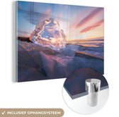 Glaçon illuminé par le soleil couchant sur le lac Baïkal Plexiglas 120x80 cm - Tirage photo sur Glas (décoration murale plexiglas)