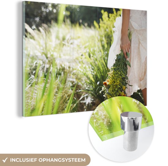 MuchoWow® Glasschilderij 180x120 cm - Schilderij acrylglas - Vrouw die bloemen draagt in de tuin - Foto op glas - Schilderijen