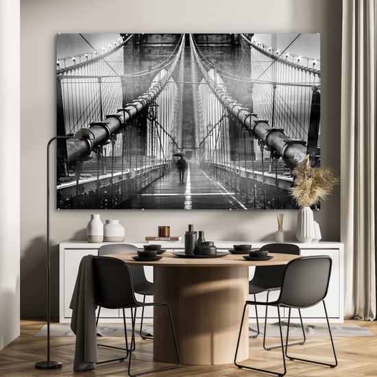 MuchoWow® Glasschilderij 150x100 cm - Schilderij acrylglas - Brooklyn brug tijdens de regen in zwart-wit - Foto op glas - Schilderijen