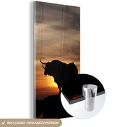 MuchoWow® Glasschilderij 40x80 cm - Schilderij acrylglas - Silhouet van een stier bij zonsondergang - Foto op glas - Schilderijen