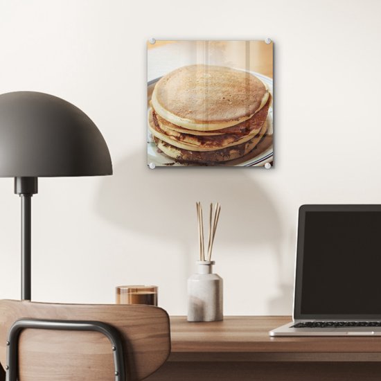 ® Glasschilderij 20x20 cm - Schilderij acrylglas - Opgestapelde pannenkoeken op een bord - Foto op glas - Muurdecoratie woonkamer - Wanddecoratie slaapkamer - Schilderijen