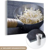 MuchoWow® Glasschilderij 60x40 cm - Schilderij acrylglas - Een wok pan gevuld taugé - Foto op glas - Schilderijen