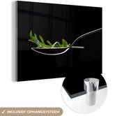 MuchoWow® Glasschilderij 120x80 cm - Schilderij acrylglas - Een lepel met verse rucola - Foto op glas - Schilderijen