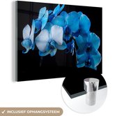 MuchoWow® Glasschilderij 60x40 cm - Schilderij acrylglas - Blauwe orchidee tegen een zwarte achtergrond - Foto op glas - Schilderijen
