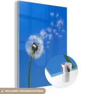 MuchoWow® Glasschilderij 60x80 cm - Schilderij acrylglas - Paardenbloemzaden waaien weg in de blauwe lucht - Foto op glas - Schilderijen