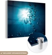 MuchoWow® Glasschilderij 80x60 cm - Schilderij acrylglas - Water - Bellen - Zon - Foto op glas - Schilderijen