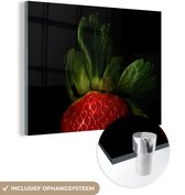 MuchoWow® Glasschilderij 40x30 cm - Schilderij acrylglas - Aardbei - Fruit - Zwart - Foto op glas - Schilderijen