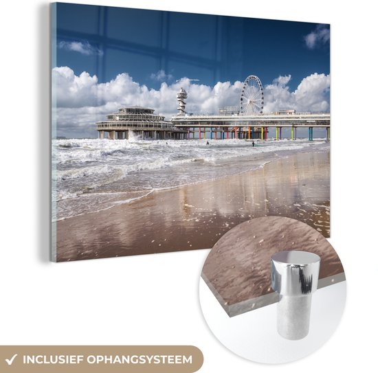 MuchoWow® Glasschilderij 30x20 cm - Schilderij acrylglas - De pier en het strand van Scheveningen, Nederland - Foto op glas - Schilderijen