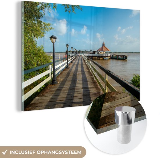 MuchoWow® Glasschilderij 90x60 cm - Schilderij acrylglas - Houten steiger bij de Surinamerivier in Paramaribo - Foto op glas - Schilderijen