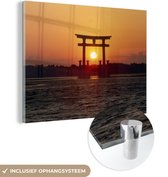 MuchoWow® Glasschilderij 160x120 cm - Schilderij acrylglas - Zon gaat onder achter een Japanse torii poort - Foto op glas - Schilderijen